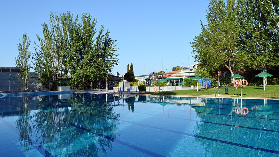 Piscinas En La Zubia